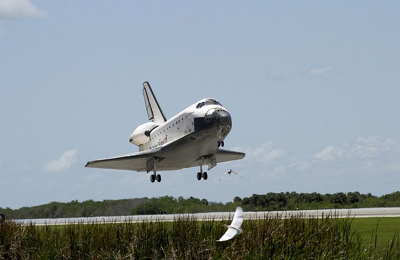 Ficheiro:NASA Space Shuttle Atlantis landing (STS-110) (19 April 2002).jpg