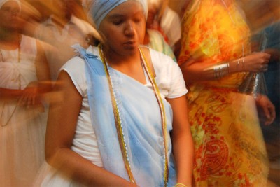 Adepta do candomblé durante ritual